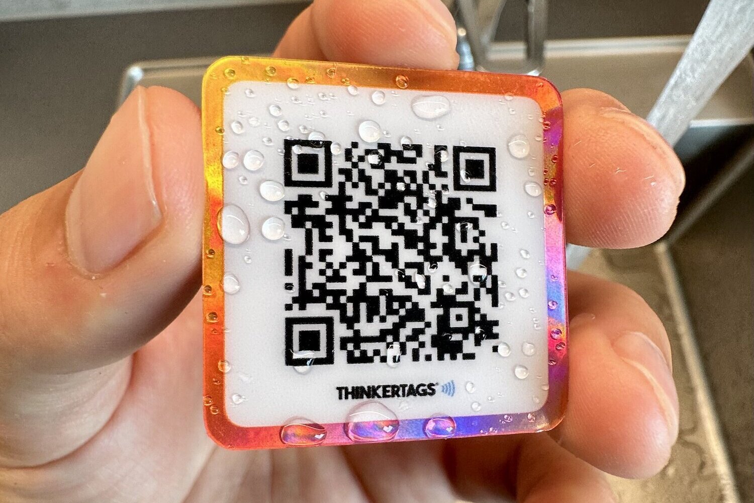 Wasserdichter Google-Bewertungen-Sticker unter laufendem Wasser