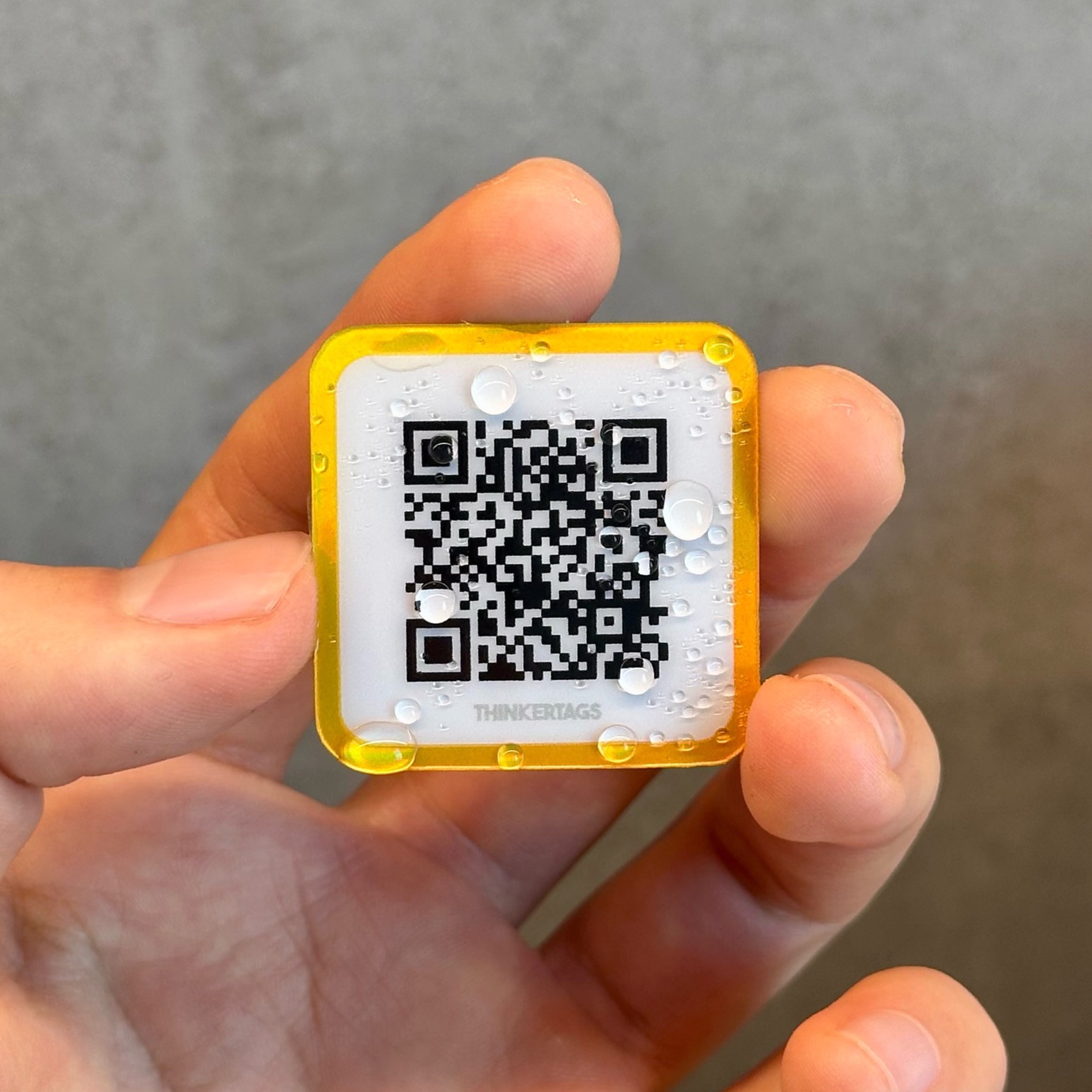 Thinkertag in der Hand